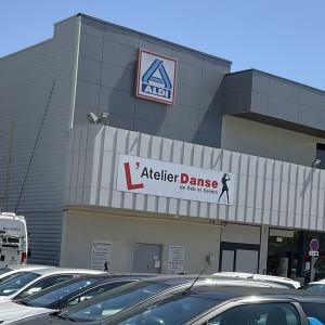 L'atelier danse de Mâcon est situé au dessus du magasin Aldi.